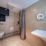 Отель Quality Centre 3*